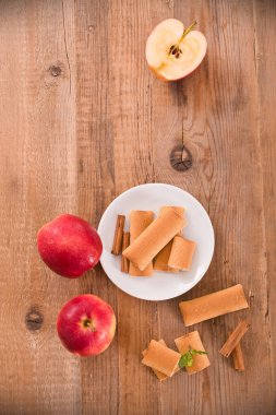 Bisküvi ile meyve doldurma.