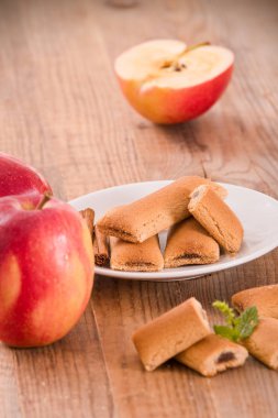 Bisküvi ile meyve doldurma.