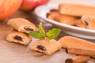 Bisküvi ile meyve doldurma.