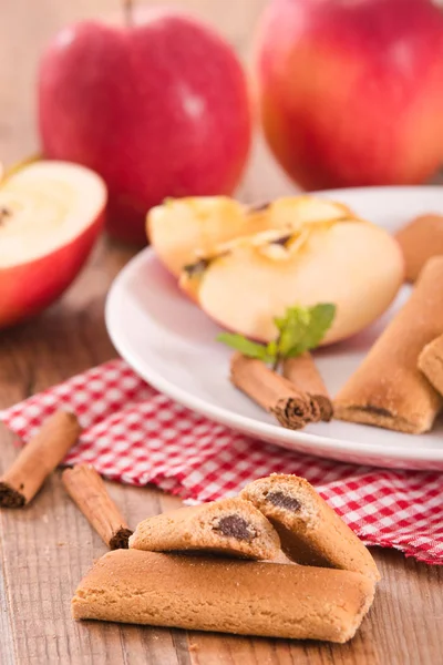 Bisküvi ile meyve doldurma.