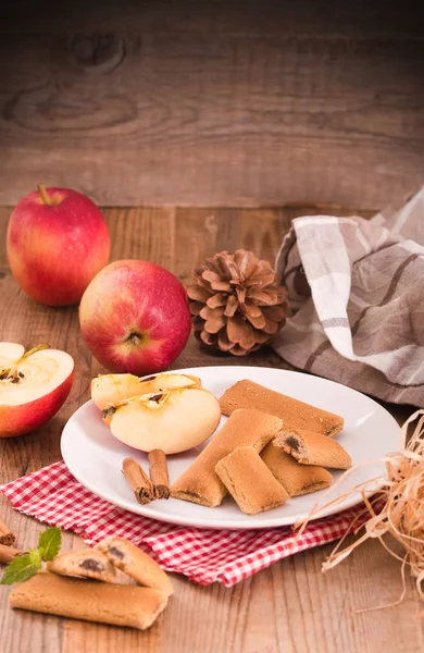 Bisküvi ile meyve doldurma.