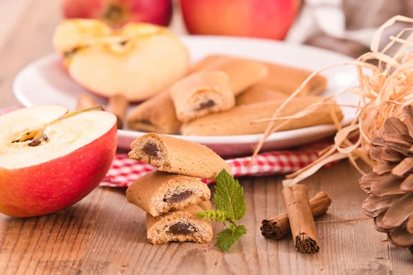 Bisküvi ile meyve doldurma.