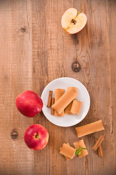 Bisküvi ile meyve doldurma.