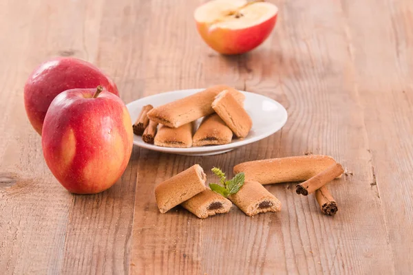 Bisküvi ile meyve doldurma.