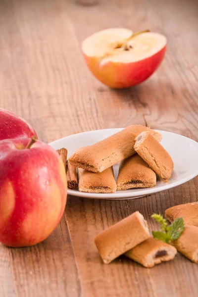 Bisküvi ile meyve doldurma.