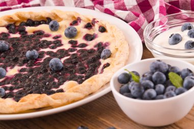 Beyaz çanak üzerinde üzümlü tart. 