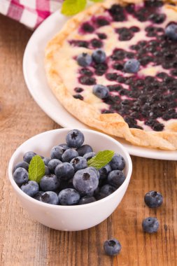 Beyaz çanak üzerinde üzümlü tart. 