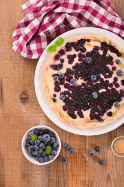 Beyaz çanak üzerinde üzümlü tart. 