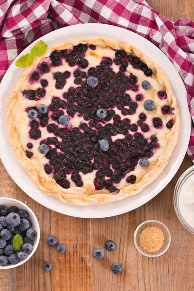 Beyaz çanak üzerinde üzümlü tart. 