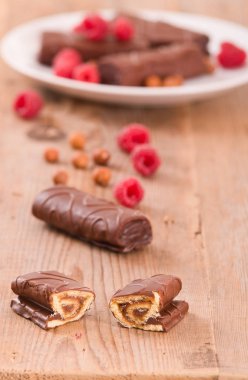 Fındık ve ahududu ile Çikolatalı rulo. 