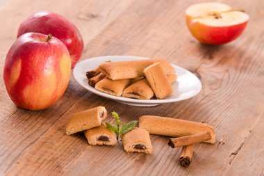 Bisküvi ile meyve doldurma. 