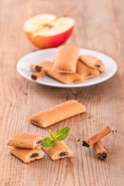 Bisküvi ile meyve doldurma. 