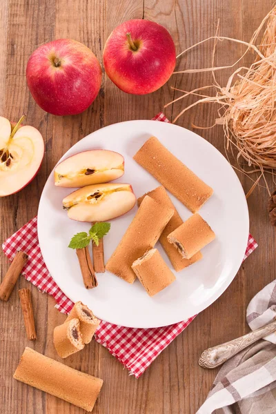 Bisküvi ile meyve doldurma. 