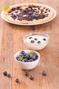 Beyaz çanak üzerinde üzümlü tart. 