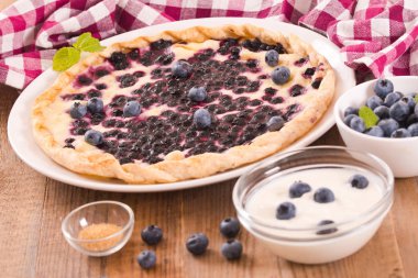 Beyaz çanak üzerinde üzümlü tart. 