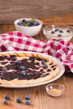 Beyaz çanak üzerinde üzümlü tart. 