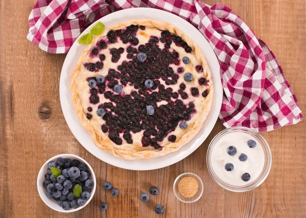 Beyaz çanak üzerinde üzümlü tart. 