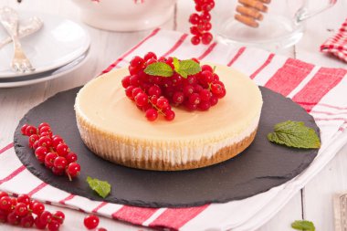 Somun cheesecake siyah çanak üzerinde. 