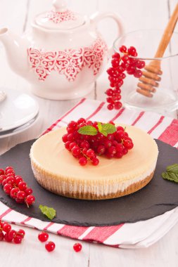 Somun cheesecake siyah çanak üzerinde. 