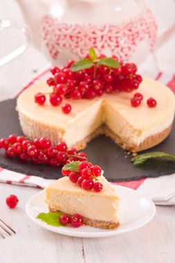 Somun cheesecake siyah çanak üzerinde. 
