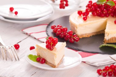 Somun cheesecake siyah çanak üzerinde. 