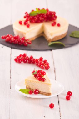 Somun cheesecake siyah çanak üzerinde. 