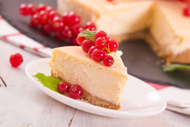 Somun cheesecake siyah çanak üzerinde. 