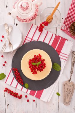 Somun cheesecake siyah çanak üzerinde. 