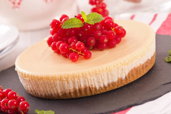 Somun cheesecake siyah çanak üzerinde. 