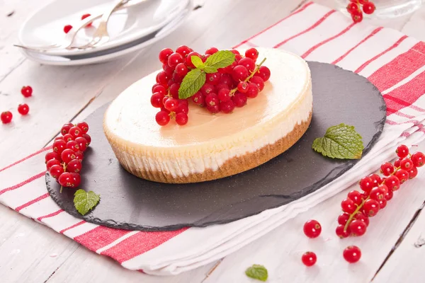 Somun cheesecake siyah çanak üzerinde. 