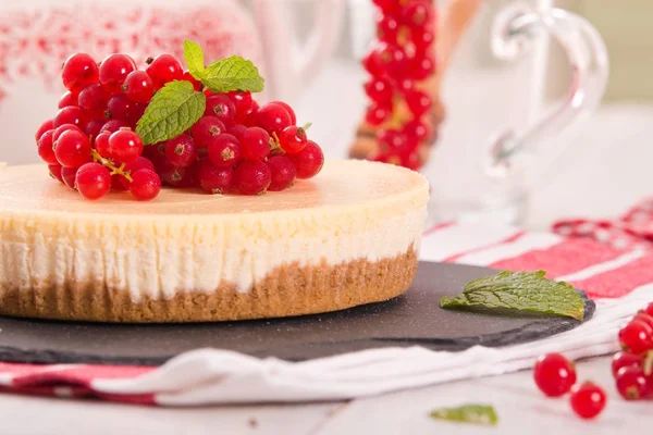 Somun cheesecake siyah çanak üzerinde. 
