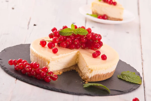 Somun cheesecake siyah çanak üzerinde. 