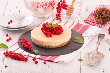 Somun cheesecake siyah çanak üzerinde. 