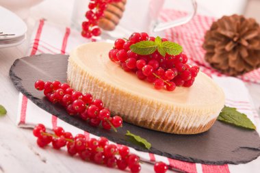 Somun cheesecake siyah çanak üzerinde. 