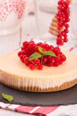 Somun cheesecake siyah çanak üzerinde. 