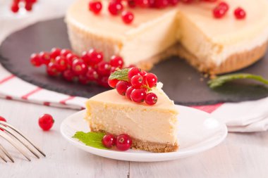 Somun cheesecake siyah çanak üzerinde. 