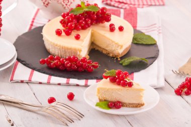 Somun cheesecake siyah çanak üzerinde. 
