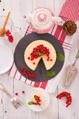 Somun cheesecake siyah çanak üzerinde. 