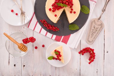 Somun cheesecake siyah çanak üzerinde. 