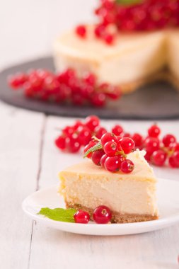 Somun cheesecake siyah çanak üzerinde. 