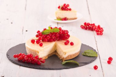 Somun cheesecake siyah çanak üzerinde. 