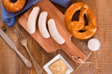 Sosis ile Bavyera simit. 