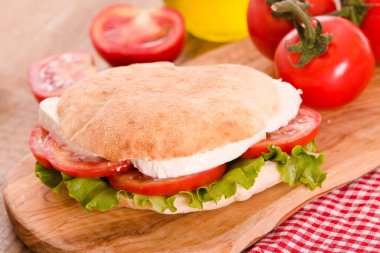 Puccia ekmek mozzarella ve domates ile. 