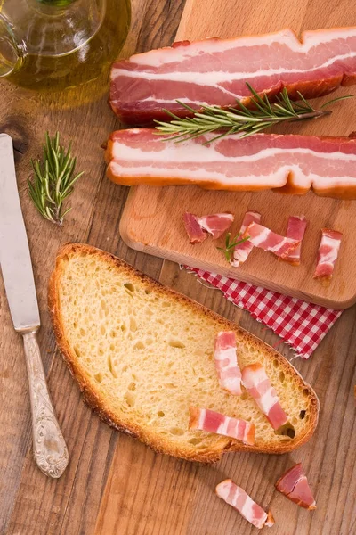 Pane e pancetta sul tagliere . — Foto Stock