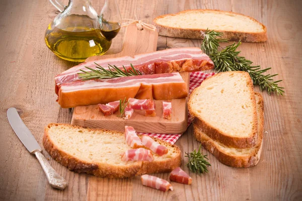 Pane e pancetta sul tagliere . — Foto Stock