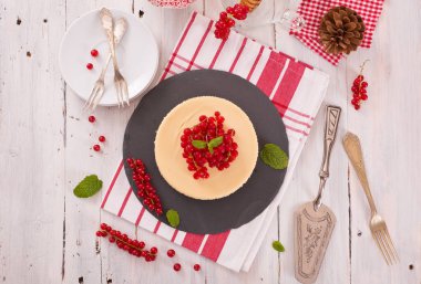 Somun cheesecake siyah çanak üzerinde. 