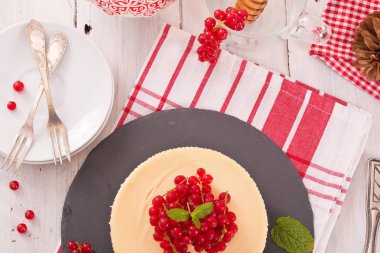 Somun cheesecake siyah çanak üzerinde. 