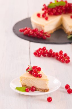 Somun cheesecake siyah çanak üzerinde. 