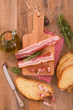 Ekmek ve cuttingboard pastırma. 