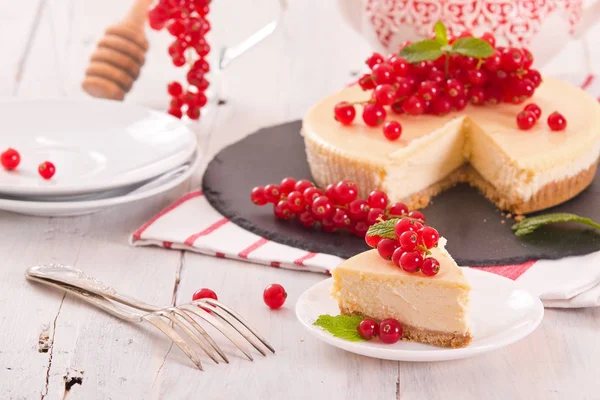 Somun cheesecake siyah çanak üzerinde. 